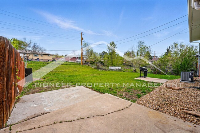 Building Photo - Spacious Duplex with Washer/Dryer and Cent...