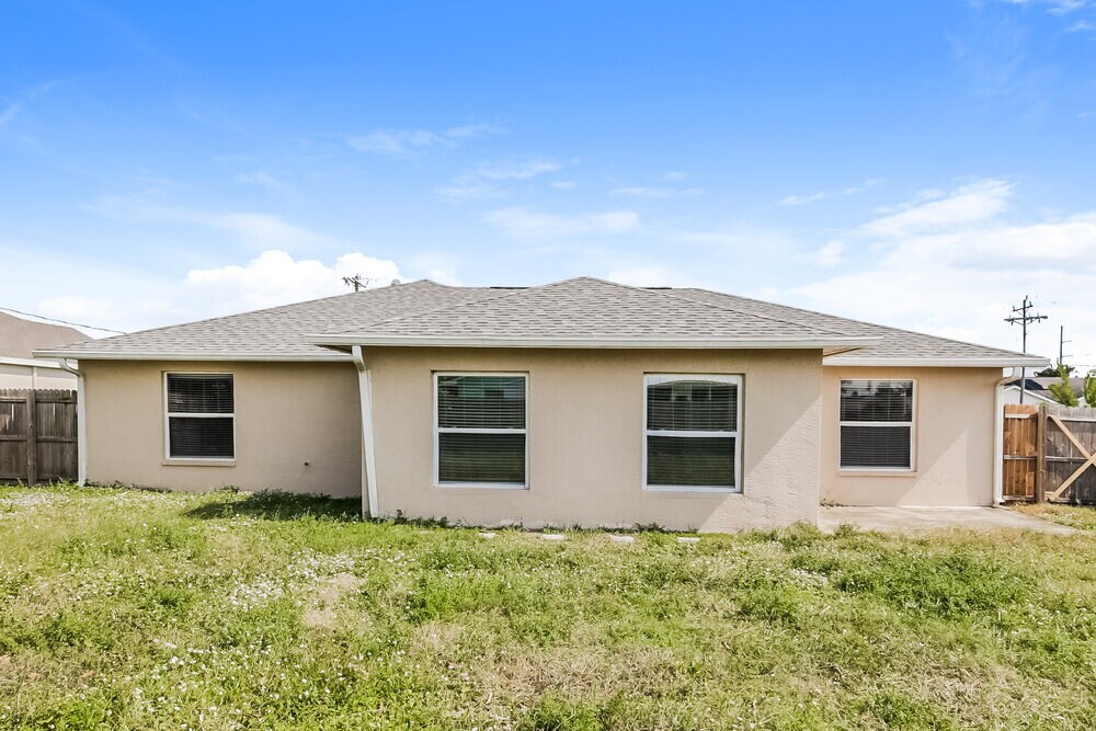 Building Photo - 16 NE 20th Ct