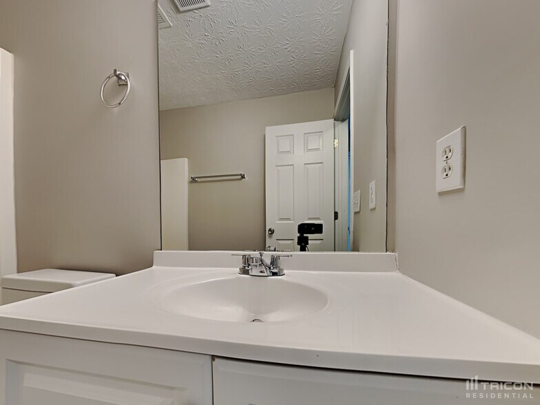 Building Photo - 703 Morgans Ridge Dr