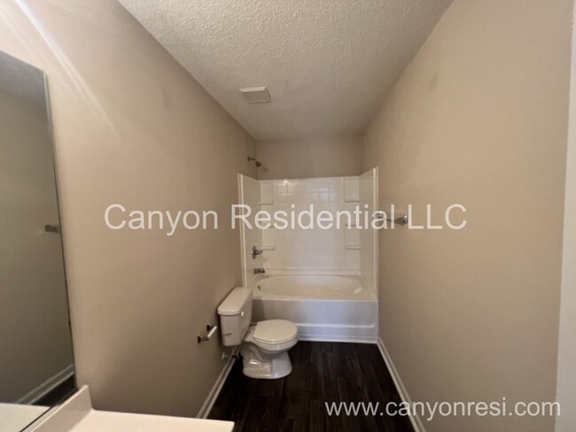 Building Photo - Beautiful 3b Room! Move in ready!