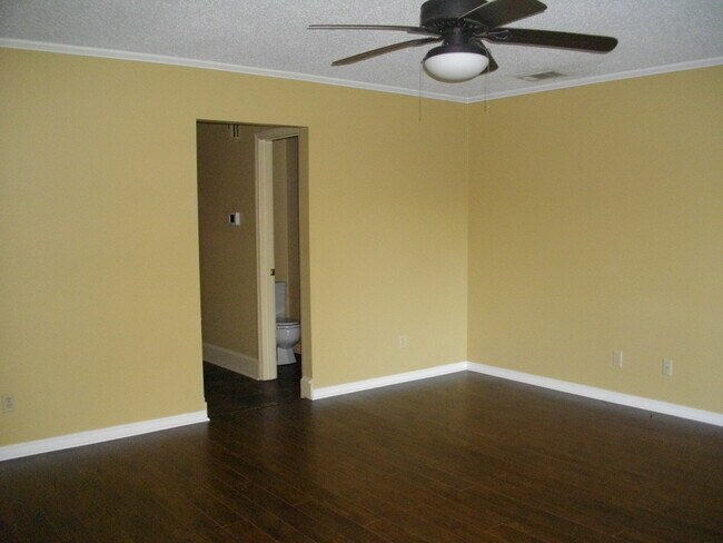 Building Photo - Large Townhouse One Block off Youree Drive and Southfield Road