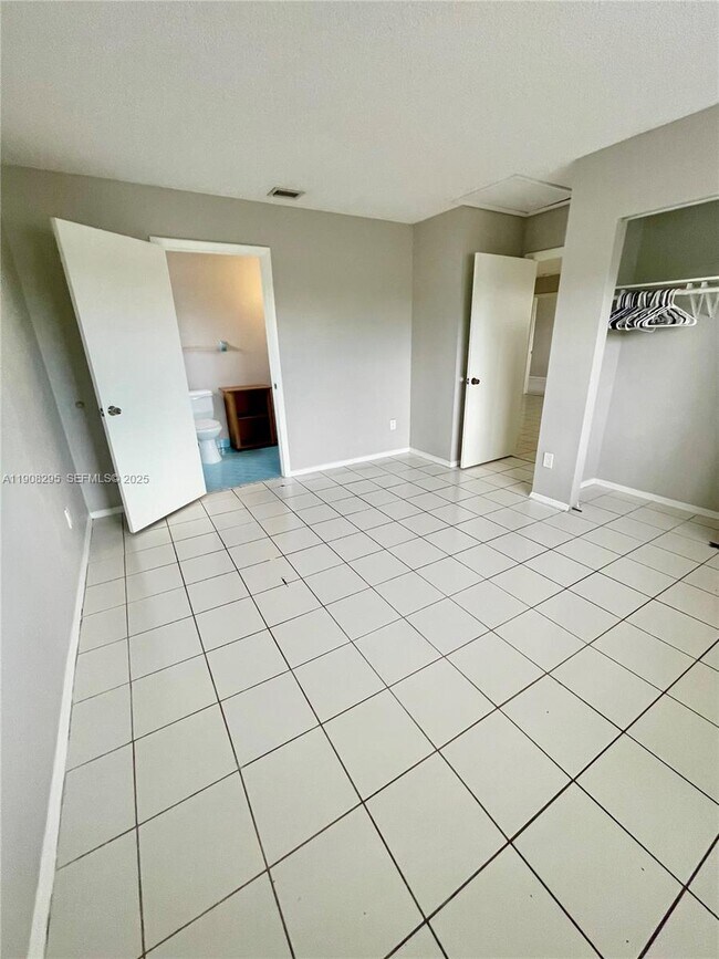 Building Photo - 5532 SW 22nd St