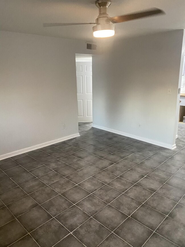 Building Photo - 213 Camelot Dr