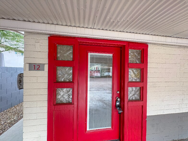 Building Photo - 2737 E Glenrosa Ave
