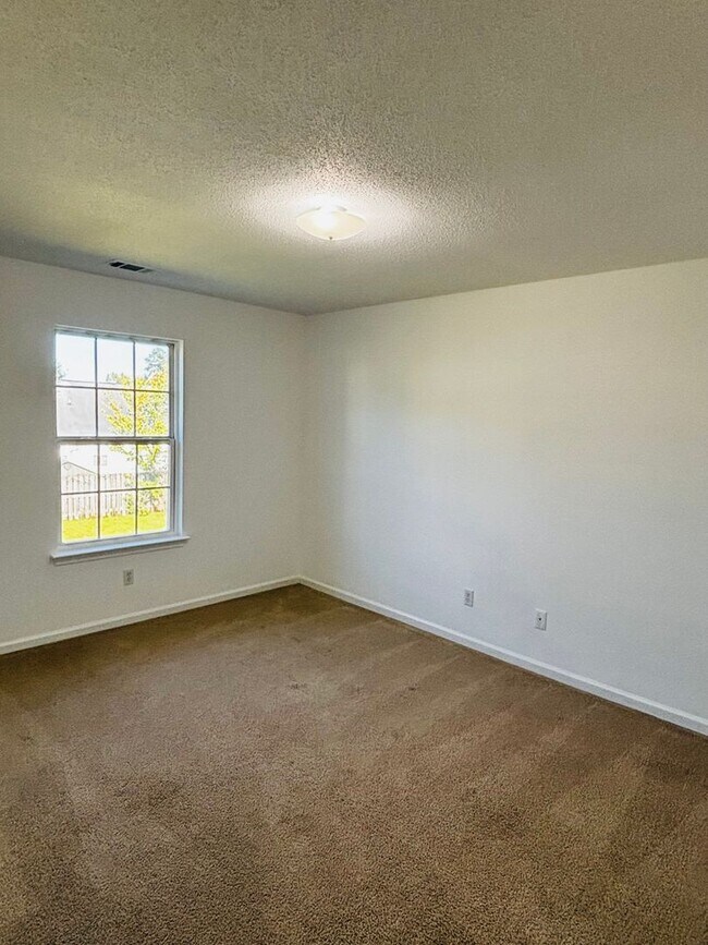 Building Photo - Now Available for Rent – Spacious 3 Bedroo...