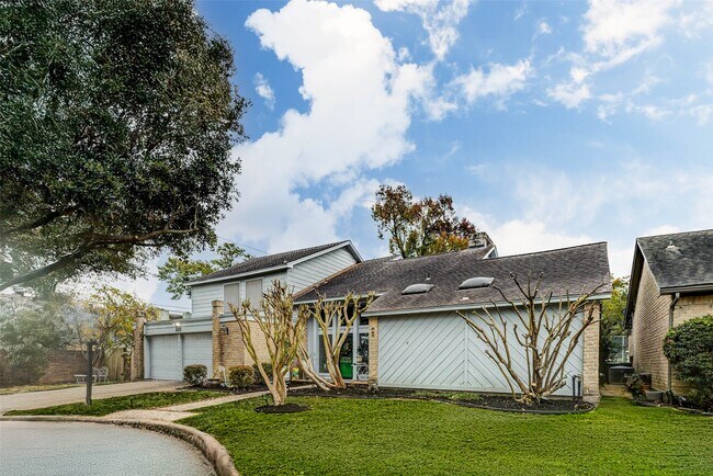 Building Photo - 202 Old Bridge Lake St