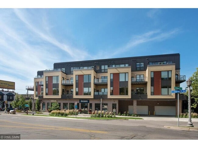 Building Photo - 2810 W 43rd St