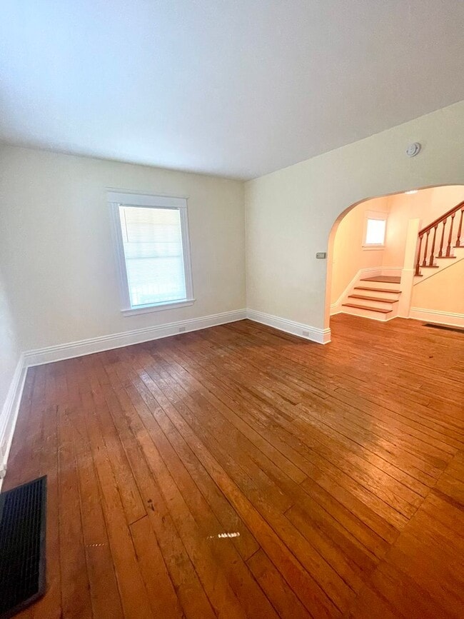 Building Photo - Spacious 3 Bed/2 Bath Home Minutes from Do...