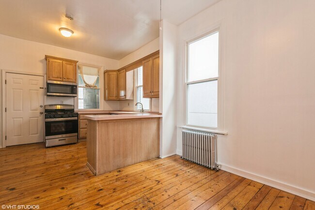Building Photo - 1633 Oak Ave