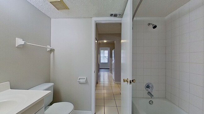 Building Photo - Desirable 2 beds/1.5 bath, first floor uni...