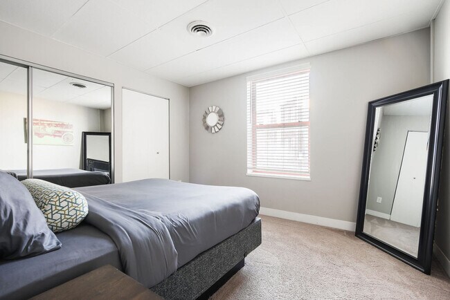 Building Photo - 615 N East St