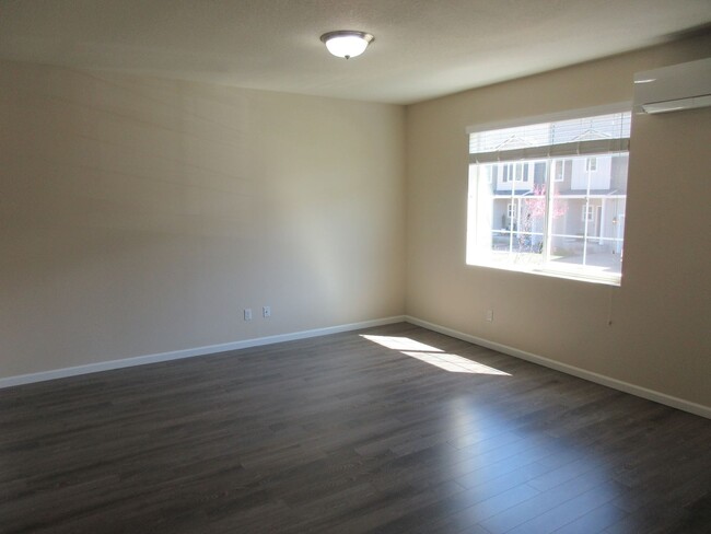 Building Photo - Newer 3 bedroom in South Salem