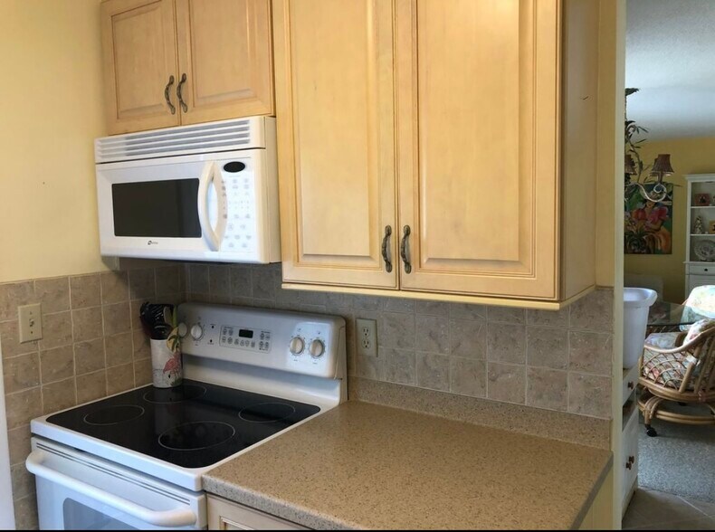 Building Photo - 685 12th Ave S