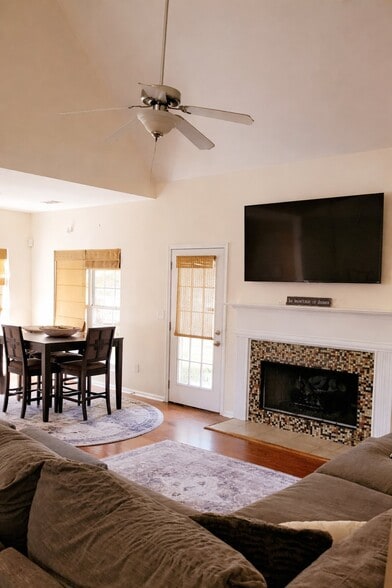 Building Photo - 272 William Nye Dr SE