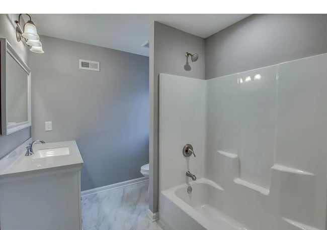 Building Photo - 533 Maple St