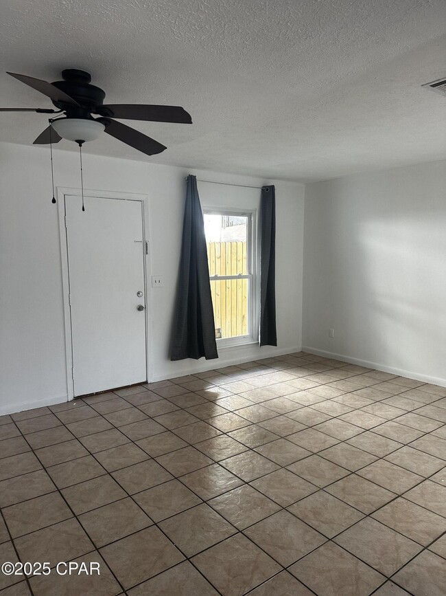 Building Photo - 636 W Caladium Cir