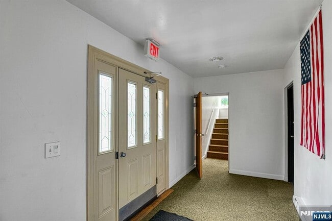 Building Photo - 31 Home Pl