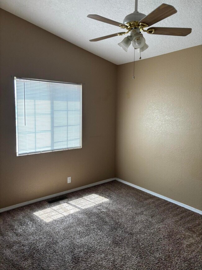 Building Photo - 7123 Husky Dr NE