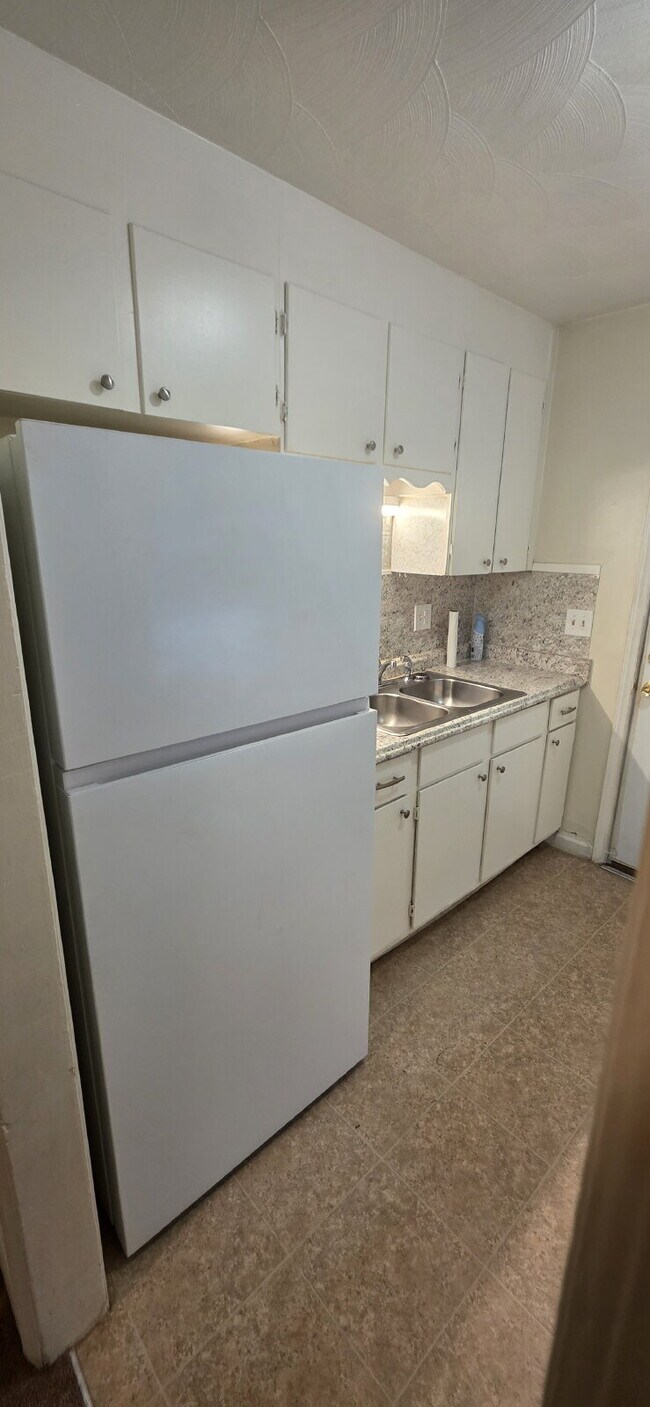Building Photo - 2 bedroom and 1 bath apartment