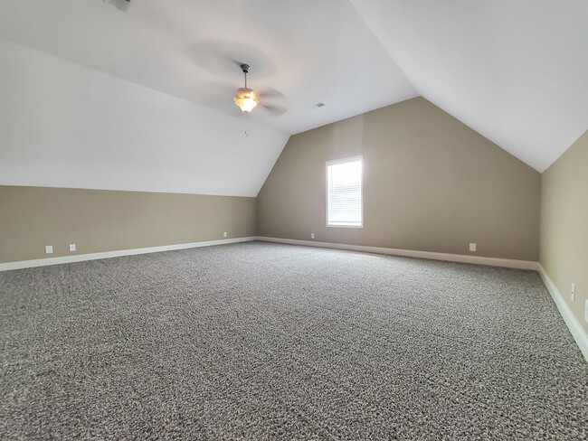 Building Photo - Pet Friendly Three Bedroom with Bonus!