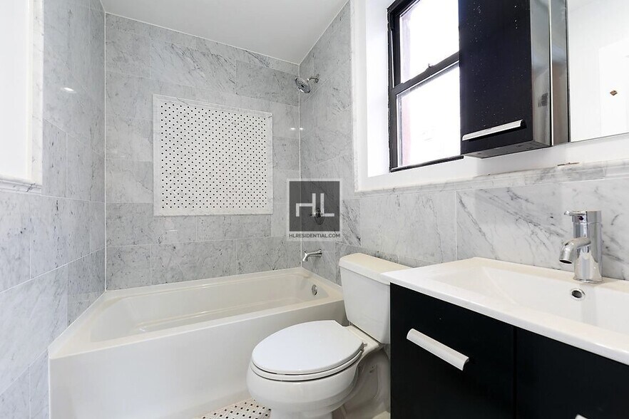 Building Photo - NEWLY RENOVATED COZY 3 BEDROOMS/ 2 BATHROO...