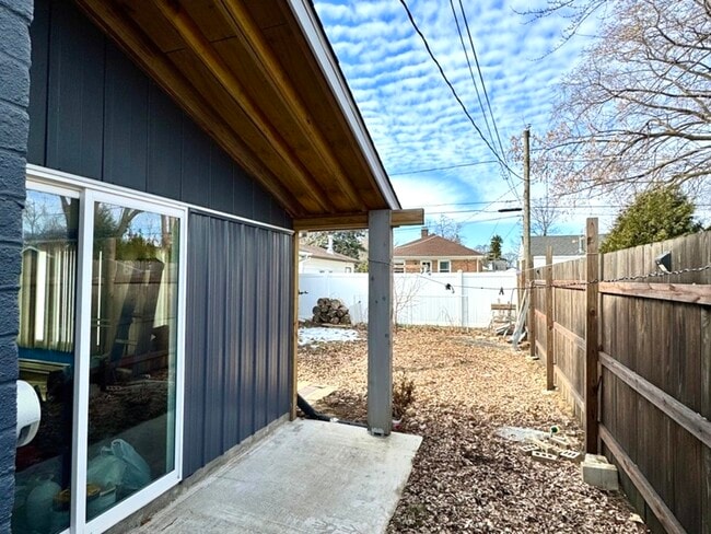 Building Photo - 216 Burton Ave