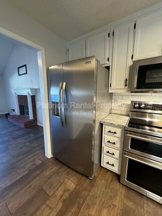 Building Photo - 335 Charlyne Way