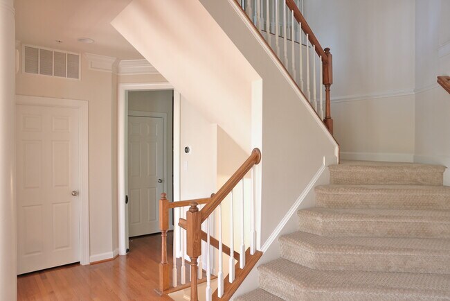 Main Landing - 18 Sharpstead Ln