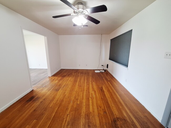 Building Photo - 907 Jefferis Ave