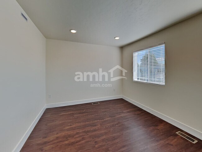 Building Photo - 979 N Nichole Ave