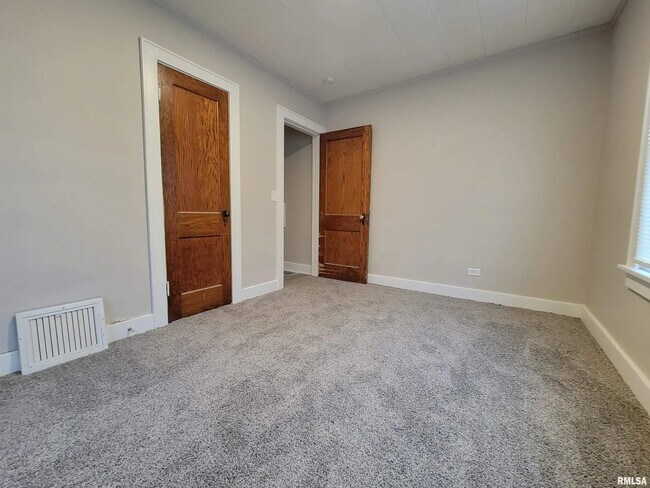 Building Photo - 2807 N Dechman Ave