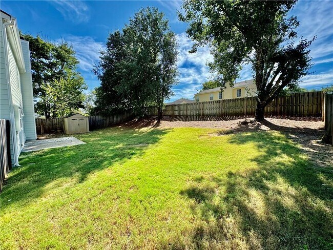 Building Photo - 3205 Northcliff Dr