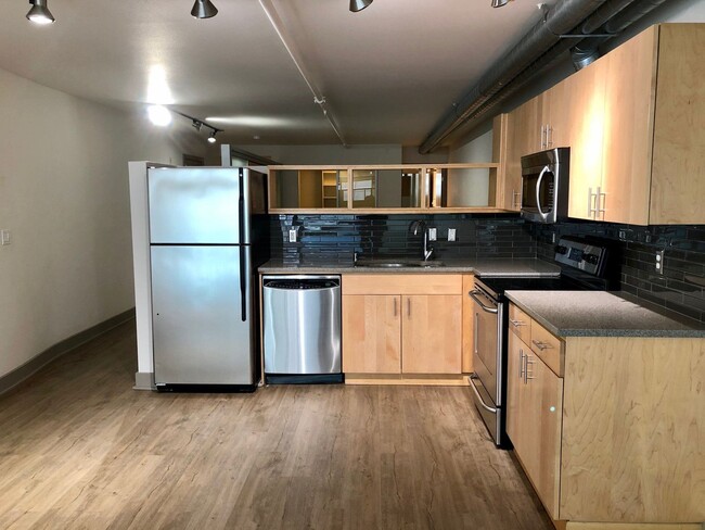 Building Photo - 1 Bedroom 2 Bath Condo in South Lake Union!