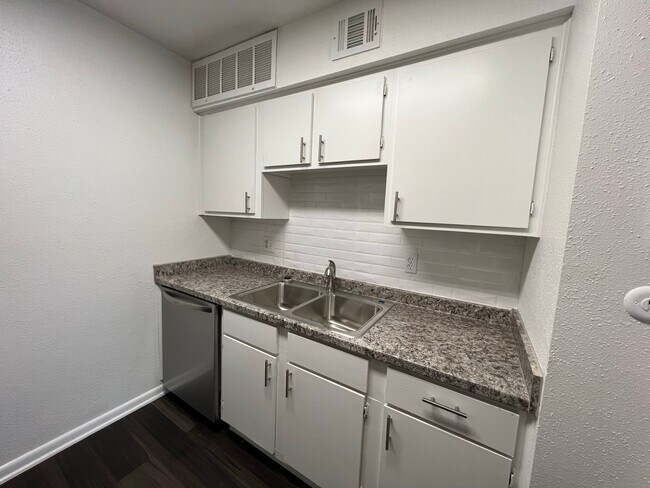 Building Photo - 845 Augusta Dr