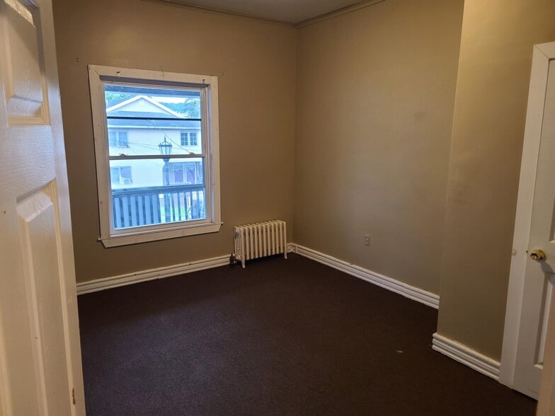Large Bedrooms - 425 Taylor Ave