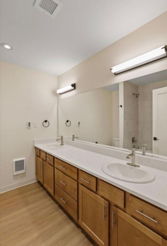 Building Photo - South Hill Townhomes