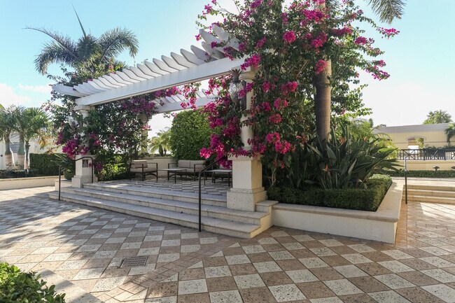 Building Photo - 701 S Olive Ave