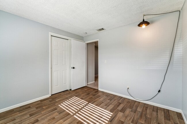 Building Photo - 1508 W Elm Pl