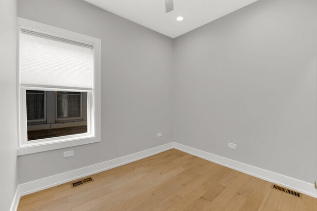 Building Photo - 4721 W Warwick Ave