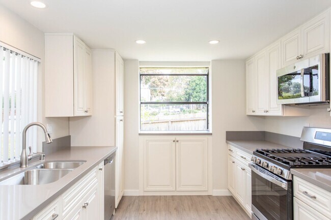 Building Photo - Beautiful 4 bed/2 bath single-story home w/ocean view! Close to the Beach & Carlsbad Village!