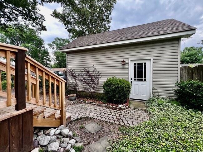 Building Photo - Gorgeous Home in the heart of Bayview Beach