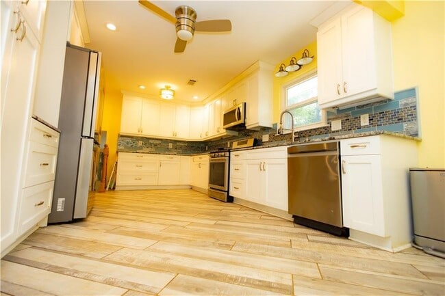 Building Photo - 3233 River Oak Pl