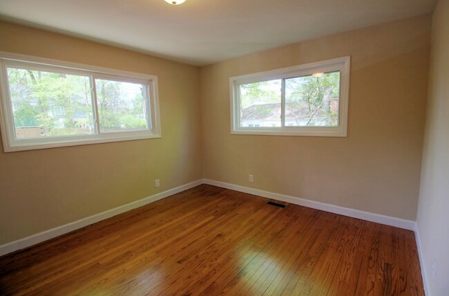 Building Photo - 2 Bedroom Apartment Located 1 Block From Duke's East Campus!
