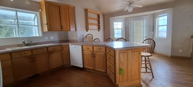 Building Photo - Spacious single family home in a quiet neighborhood