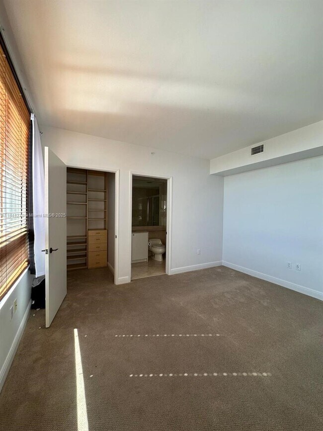 Building Photo - 785 Crandon Blvd