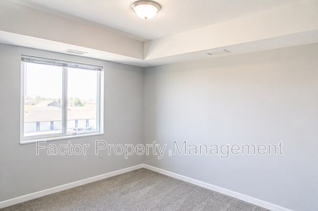 Building Photo - 561 S Elk St