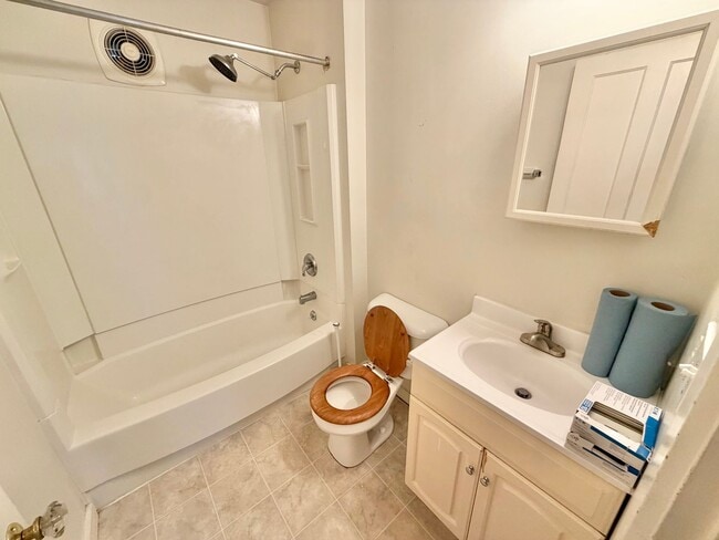 Building Photo - 3 Bedroom Apartment in Burlington VT Available NOW! OFF STREET PARKING, LAUNDRY, HEAT INCLUDED!