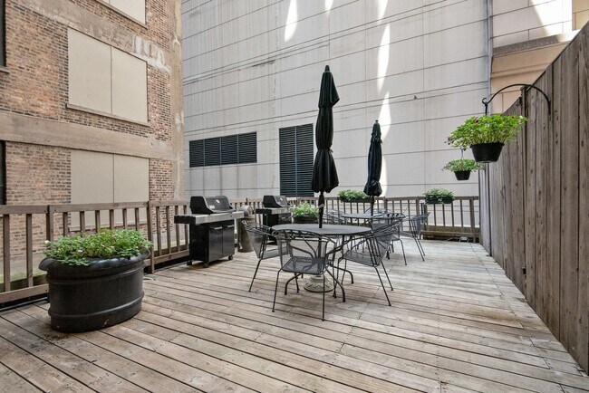 Building Photo - 40 E Delaware Pl