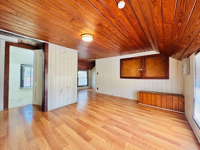 Building Photo - Charming 5-Bedroom Home with In-Law Suite ...
