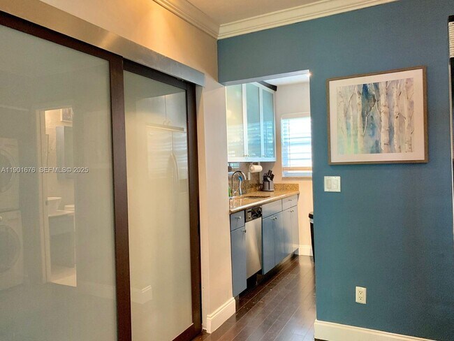 Building Photo - 825 Euclid Ave